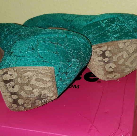 Heels - Picture 2 of 4